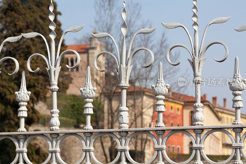 栅栏细节，背景是Citta Alta Bergamos的房屋